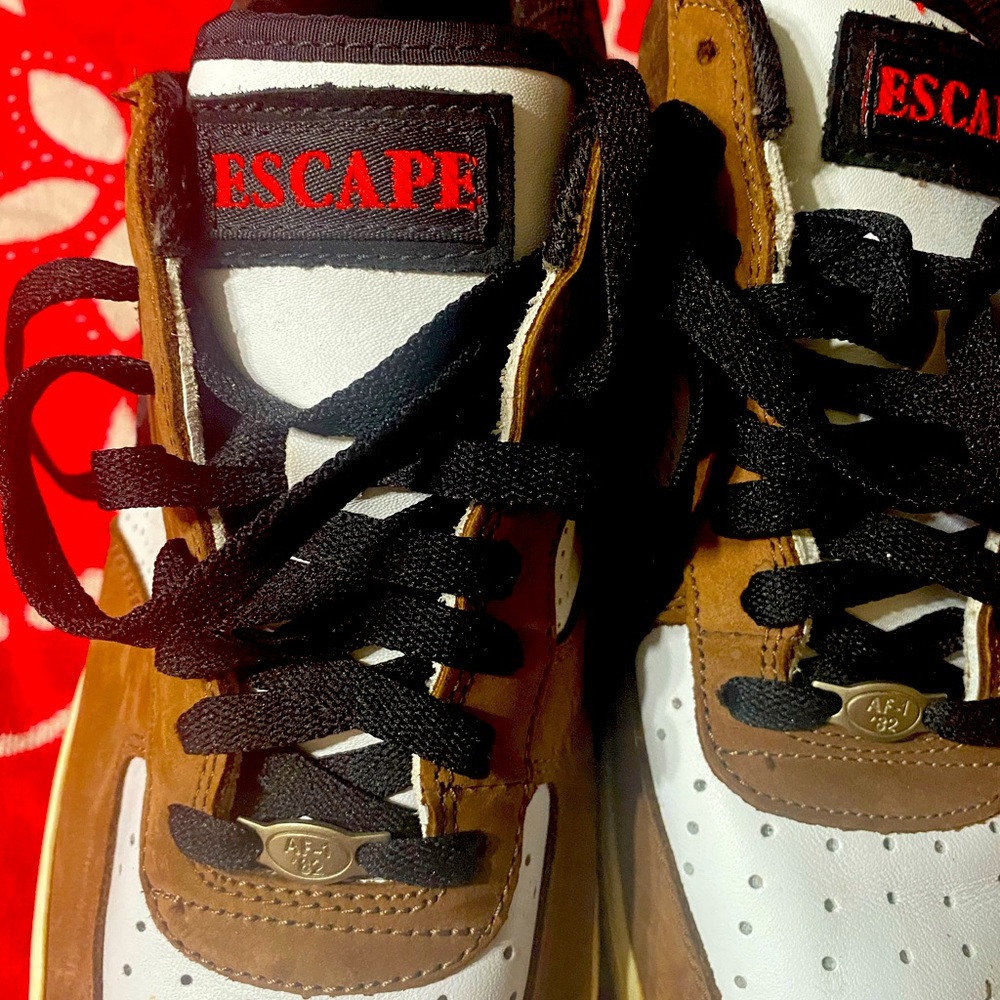 Nike brown tennis shoes